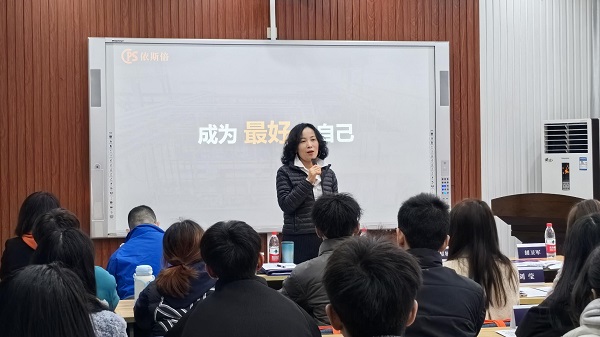 依斯倍班在重慶工商大學(xué)正式開課，依斯倍環(huán)保董事長常英發(fā)表主旨報告